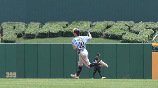 Brewers Lose Starting Outfielder To Shoulder Injury As Race With Dodgers Heats Up (featured)