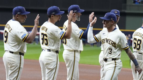 Brewers Infielder Snubbed As Gold Glove Award Finalist (featured)